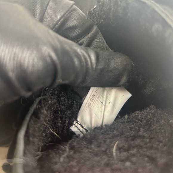 Ugg Women’s Black Suede Shearling Ankle Boots Size 7 - Picture 13 of 15